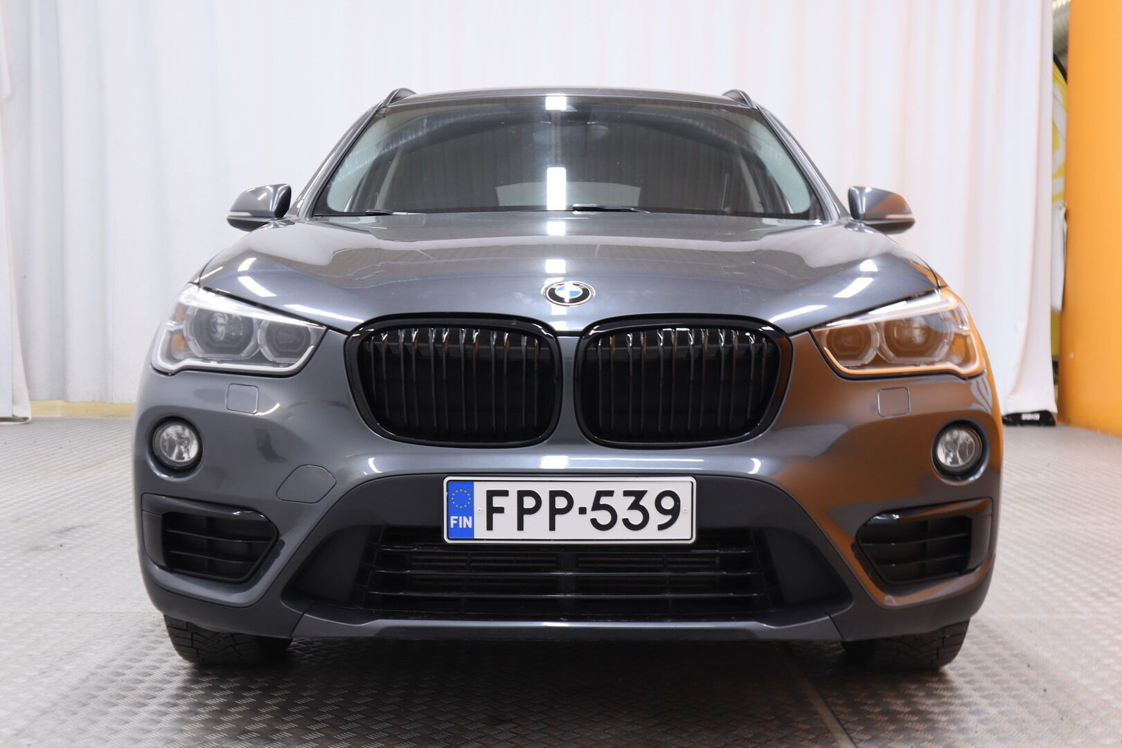 Harmaa Maastoauto, BMW X1 – FPP-539