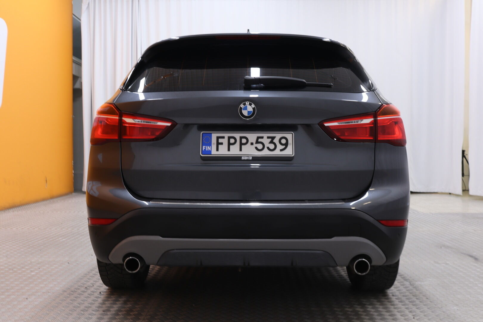 Harmaa Maastoauto, BMW X1 – FPP-539