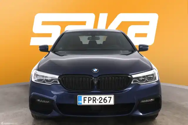 Sininen Sedan, BMW 530 – FPR-267