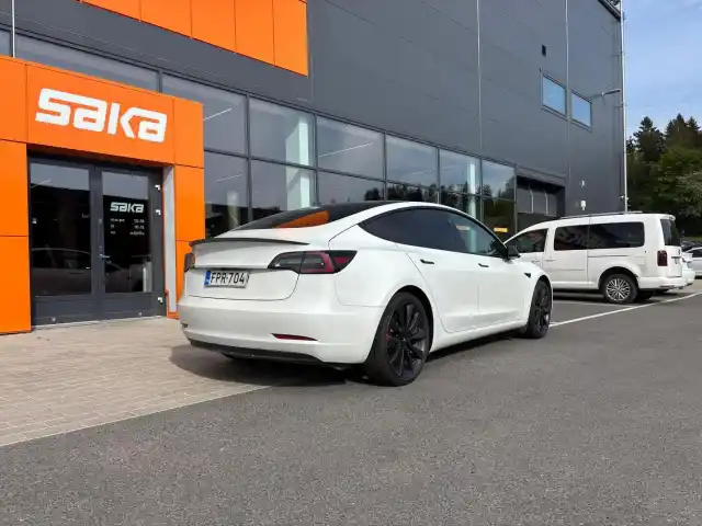 Valkoinen Sedan, Tesla Model 3 – FPR-704