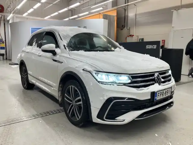 Valkoinen Maastoauto, Volkswagen Tiguan – FPR-891