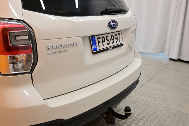 Valkoinen Maastoauto, Subaru Forester – FPS-997