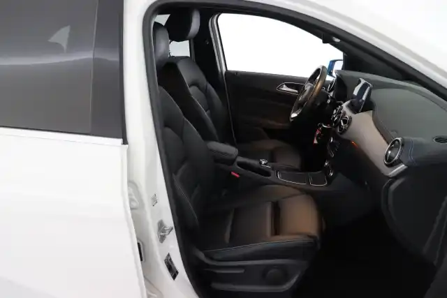 Valkoinen Viistoperä, Mercedes-Benz B – FPU-829