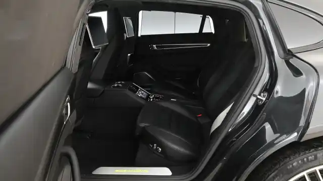 Harmaa Sedan, Porsche Panamera – FPX-265