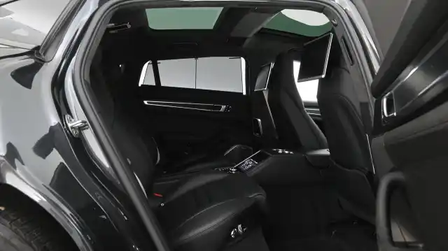 Harmaa Sedan, Porsche Panamera – FPX-265