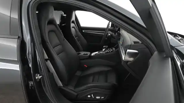 Harmaa Sedan, Porsche Panamera – FPX-265
