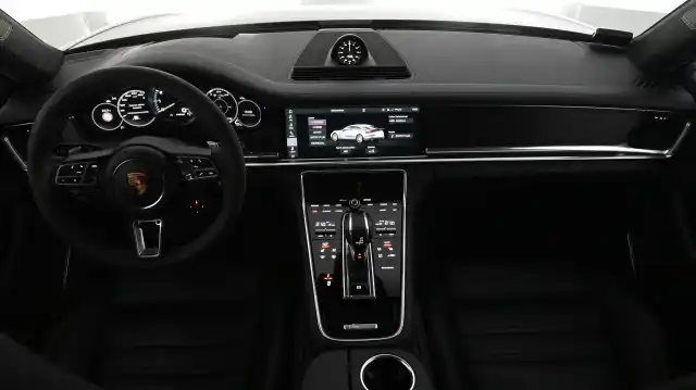 Harmaa Sedan, Porsche Panamera – FPX-265
