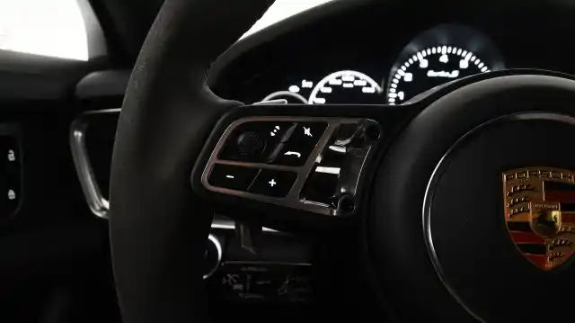 Harmaa Sedan, Porsche Panamera – FPX-265