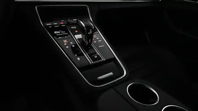 Harmaa Sedan, Porsche Panamera – FPX-265