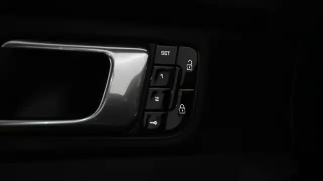 Harmaa Sedan, Porsche Panamera – FPX-265