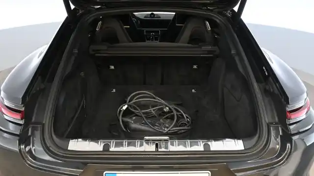 Harmaa Sedan, Porsche Panamera – FPX-265