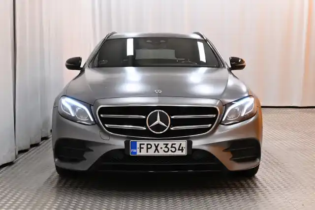 Harmaa Sedan, Mercedes-Benz E – FPX-354