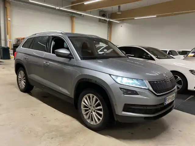 Harmaa Maastoauto, Skoda Kodiaq – FPY-826