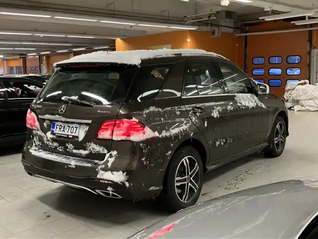 Ruskea Maastoauto, Mercedes-Benz GLE – FRA-707