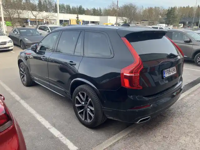 Harmaa Maastoauto, Volvo XC90 – FRB-496