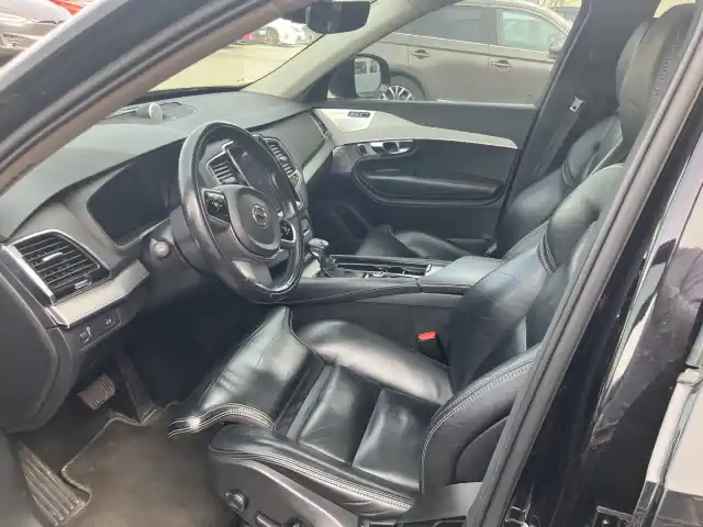 Harmaa Maastoauto, Volvo XC90 – FRB-496
