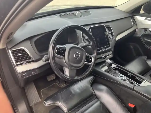 Harmaa Maastoauto, Volvo XC90 – FRB-496