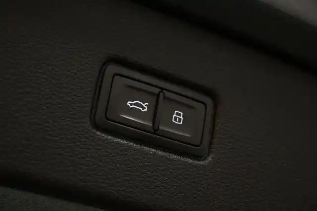 Harmaa Maastoauto, Audi Q7 – FRB-580