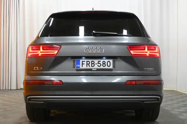 Harmaa Maastoauto, Audi Q7 – FRB-580