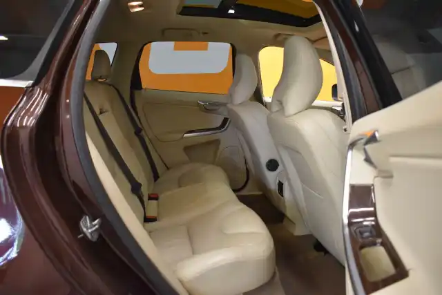 Ruskea Maastoauto, Volvo XC60 – FRE-628