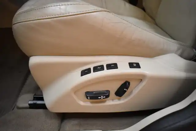 Ruskea Maastoauto, Volvo XC60 – FRE-628