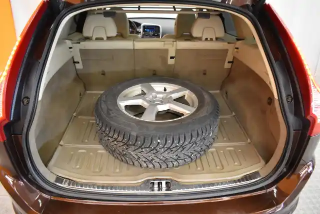 Ruskea Maastoauto, Volvo XC60 – FRE-628