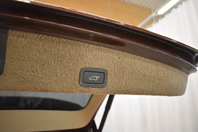 Ruskea Maastoauto, Volvo XC60 – FRE-628