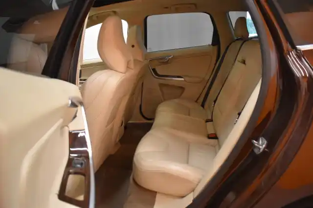 Ruskea Maastoauto, Volvo XC60 – FRE-628