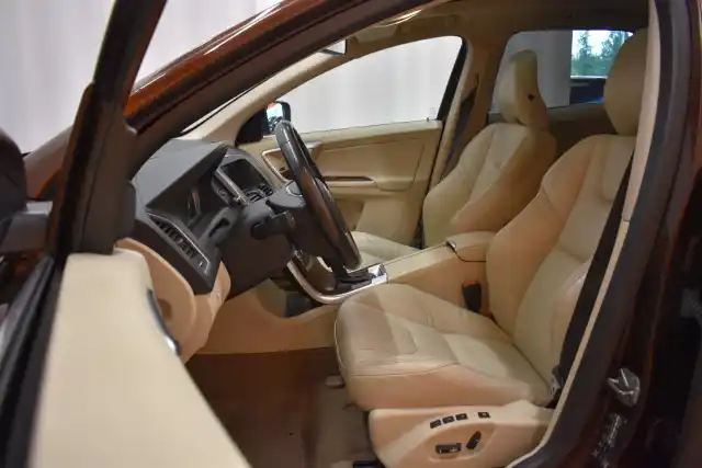 Ruskea Maastoauto, Volvo XC60 – FRE-628
