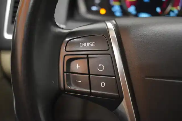 Ruskea Maastoauto, Volvo XC60 – FRE-628