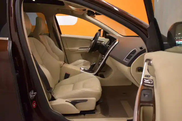 Ruskea Maastoauto, Volvo XC60 – FRE-628