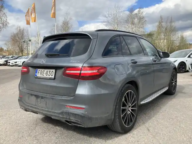 Harmaa Maastoauto, Mercedes-Benz GLC – FRE-830