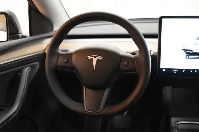 Valkoinen Maastoauto, Tesla Model Y – FRF-274