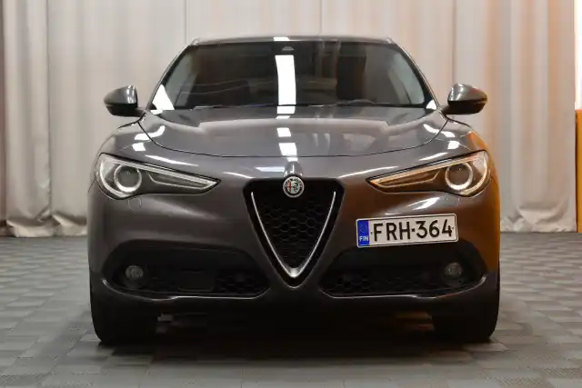 Harmaa Maastoauto, Alfa Romeo Stelvio – FRH-364