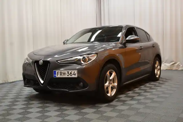 Harmaa Maastoauto, Alfa Romeo Stelvio – FRH-364