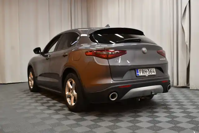 Harmaa Maastoauto, Alfa Romeo Stelvio – FRH-364