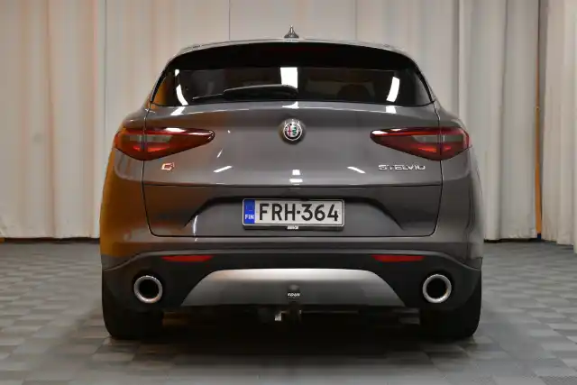 Harmaa Maastoauto, Alfa Romeo Stelvio – FRH-364