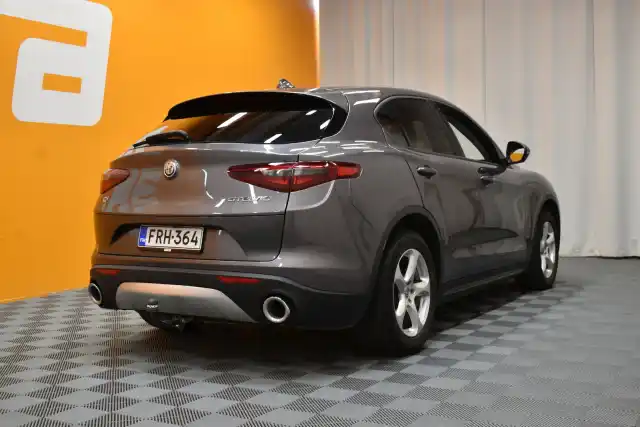 Harmaa Maastoauto, Alfa Romeo Stelvio – FRH-364