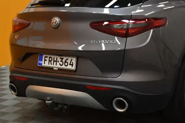 Harmaa Maastoauto, Alfa Romeo Stelvio – FRH-364