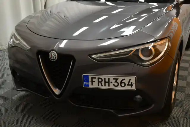 Harmaa Maastoauto, Alfa Romeo Stelvio – FRH-364