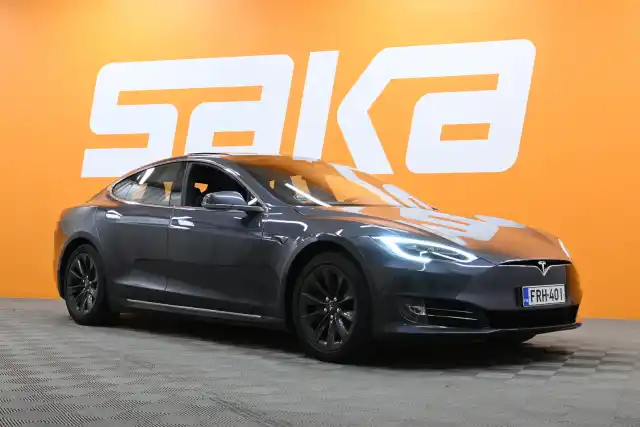 Harmaa Sedan, Tesla Model S – FRH-401