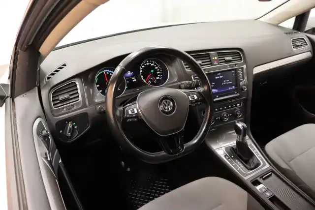 Valkoinen Viistoperä, Volkswagen Golf – FRI-149