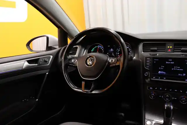 Valkoinen Viistoperä, Volkswagen Golf – FRI-149