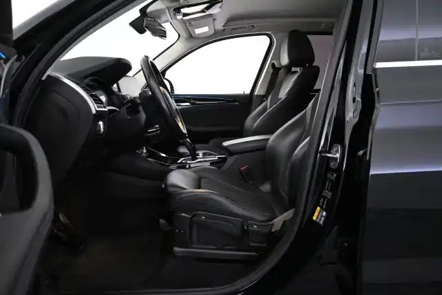 Musta Maastoauto, BMW X3 – FRI-703