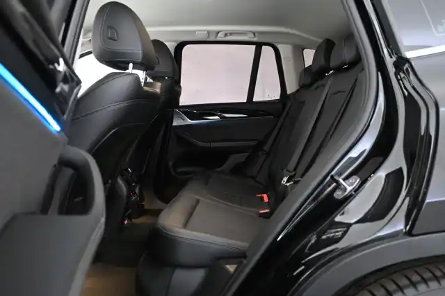Musta Maastoauto, BMW X3 – FRI-703