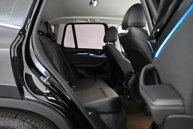 Musta Maastoauto, BMW X3 – FRI-703