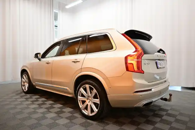 Valkoinen Maastoauto, Volvo XC90 – FRK-311