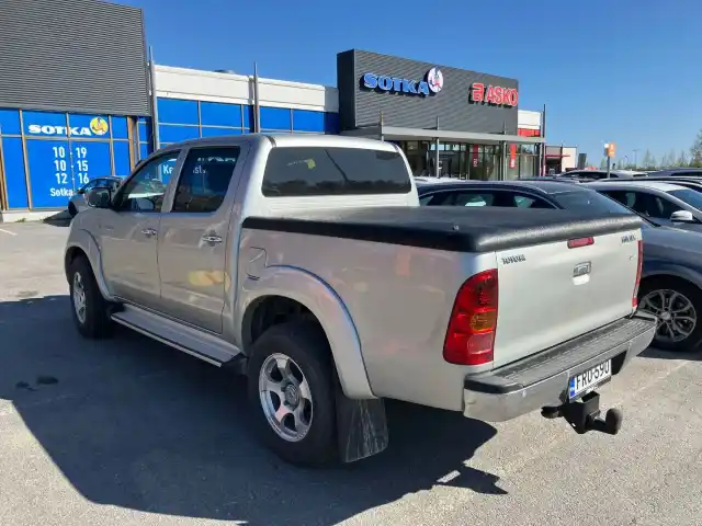 Harmaa Avolava, Toyota Hilux – FRO-590