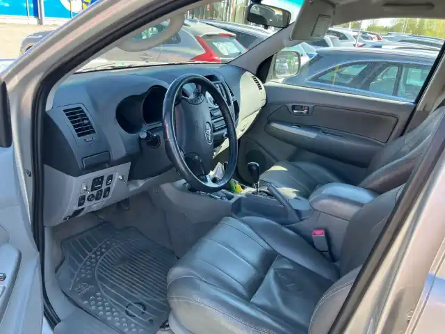 Harmaa Avolava, Toyota Hilux – FRO-590