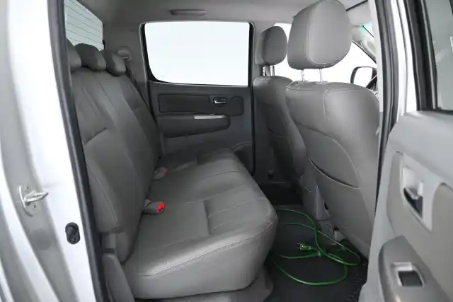 Harmaa Avolava, Toyota Hilux – FRO-590